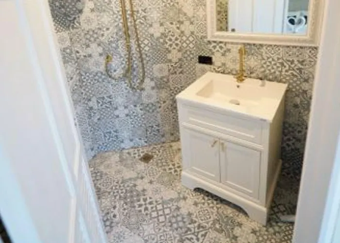 Отель Roomquest 2499 Heritage Chinatown 5*