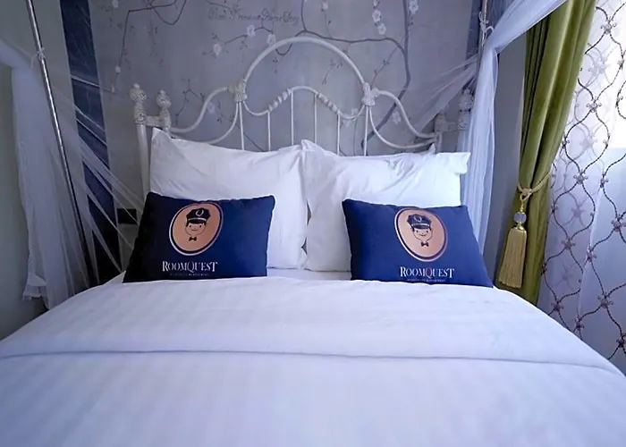Отель Roomquest 2499 Heritage Chinatown Бангкок