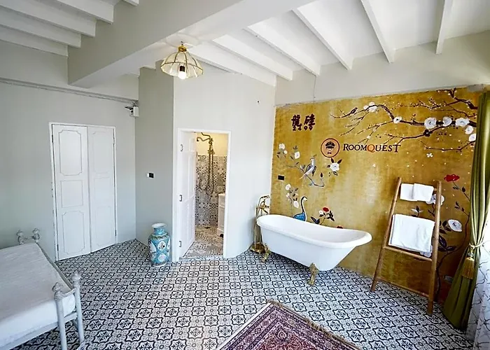 Roomquest 2499 Heritage Chinatown Отель 5*